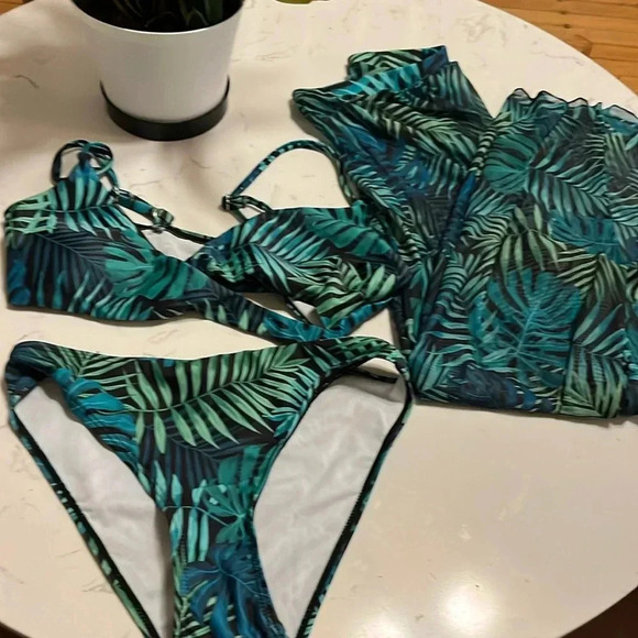 Bikini/beachpant set - Picture 1 of 7